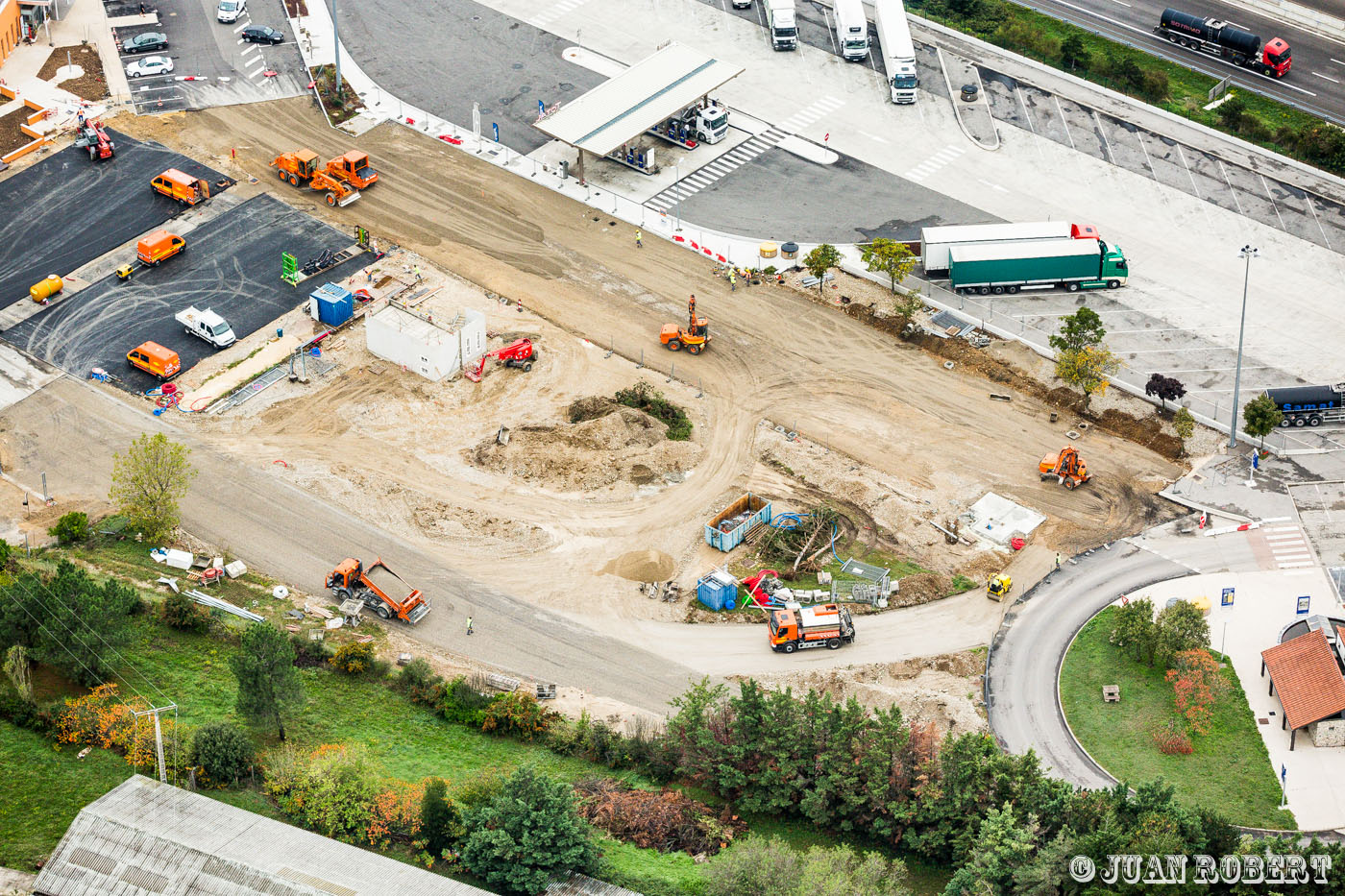suivi aérien - JuanRobert-131024_0130.CR2Auteur, Juan ROBERT, PhotographePortes-les-ValenceDrôme - Rhône-AlpesChantier station Total autoroute A7 Portes-les-Valence