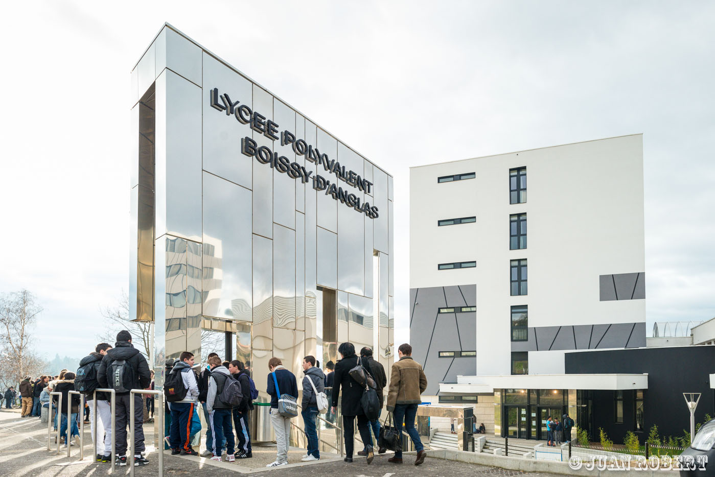 Le totem inox à l'entrée du lycée Annonay Ardêche, Rhône Alpes, Lycée Boissy d'Anglas, Buffet, Catalogue, Compétition sportive, Conférence, Coordonnées GPS, Diaporama, Evènement photo, Galerie web, Image corporate, Inaugurations, Industrie, Organismes publics, PME, Photo d'illustration, Photo institutionnelle, Photo spectacle, Photographe France et étranger, Photographe corporate, Photographe de reportage, Photographe entreprises, Photographe entreprises Portraits professionnels, Photographe industriel, Photographe portrait, Photographe presse, Photographie, Photos collectivités, Photos reportage, Portrait photo entreprise, Présentation corporate, Publicité, Reportage convention, Reportages évènementiels, Soirée d'entreprise, Suivi de chantiers, Séminaire, Time-lapse, Trombinoscope, Visites virtuelles, affiche, Photo professionnelle, Evènementiel entreprises, Assemblée générale, Evènementiel société, architecture, cocktail, colloque, communication, photos aériennes, privés, production, réunion, salon, signature, rapport, rapport d'activités