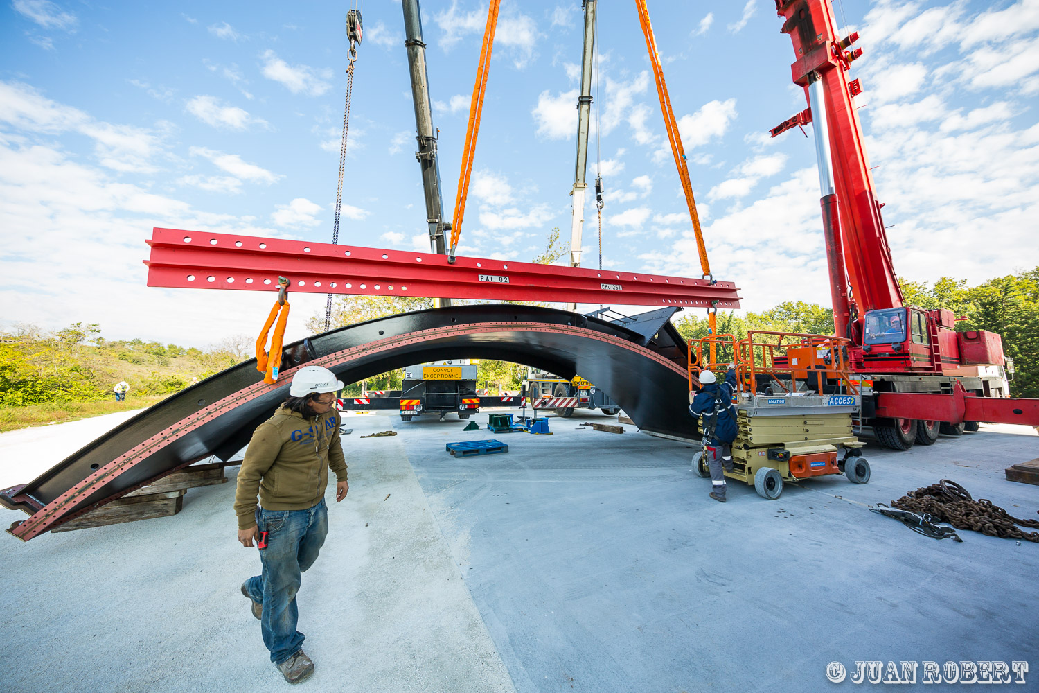 Auteur, CNR, Juan ROBERT, Photographe, batiment, building, chateauneuf-du-rhône, grue, levage, ouvriers, portes barrage, stockage, toitChâteauneuf-du-RhôneDrôme - Rhône-AlpesCNR, Hangar de Chateauneuf-du-rhône : stockage