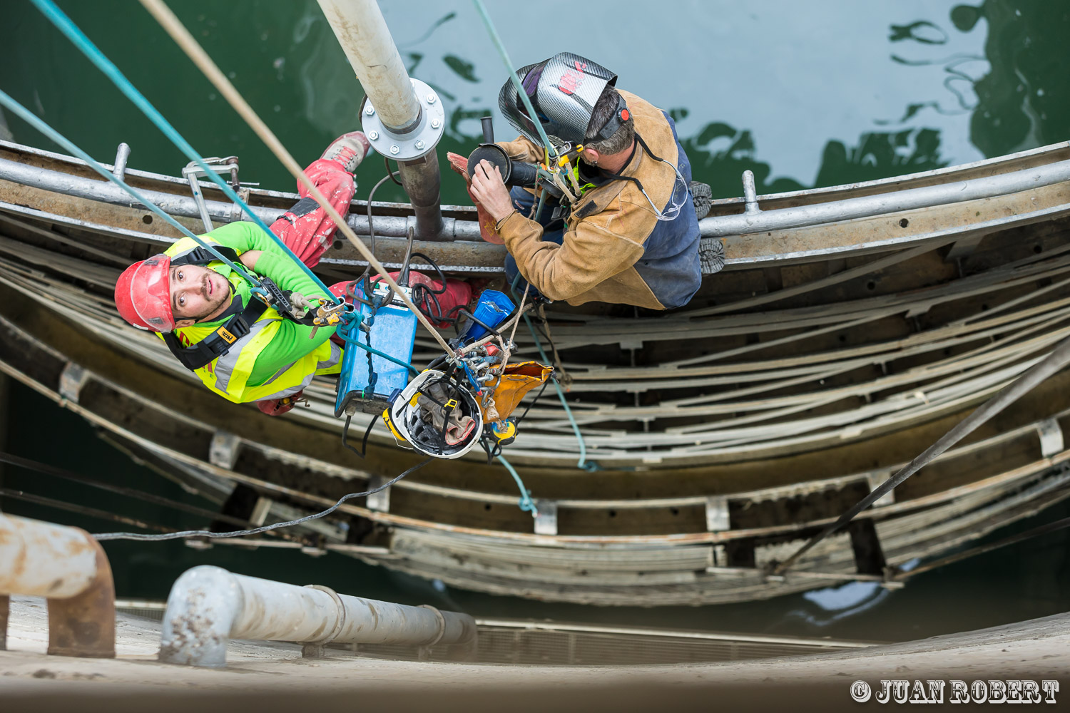 Aménagement de MontélimarAuteur, CNR, Juan ROBERT, Photographe, arrêt de navigation, barrage, building, chantier, homme-grenouille, maintenance, ouvriers, rhone, scaphandrier, travaux, travaux sur corde, usine, éclusesChateauneuf-du-rhôneDrôme - Rhône-AlpesCNR, arrêts de navigation