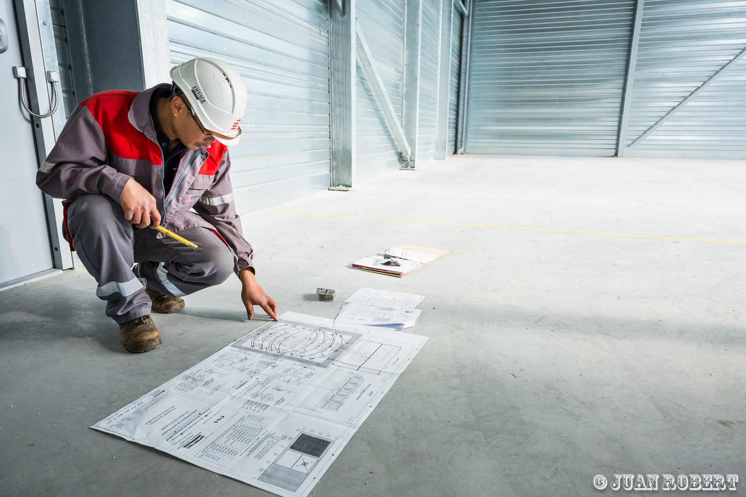 Auteur, CNR, Juan ROBERT, Photographe, batîment, building, chateauneuf-du-rhône, dépose de toit, grue, hangar, ouvriers, toit, toitureChâteauneuf-du-RhôneDrôme - Rhône-AlpesCNR, Hangar de Chateauneuf-du-rhône : dépose de toit