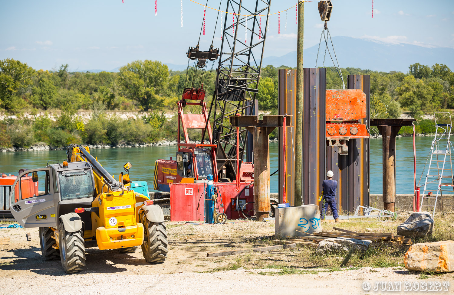 reportage au solAuteur, CNR, Juan ROBERT, Photographe, building, chantier, machines, ouvriers, passe a poissons, pelleteuse, rhone, sauveterreSauveterreLanguedoc-RoussillonChantier CNR Passe à poissons de Sauveterre