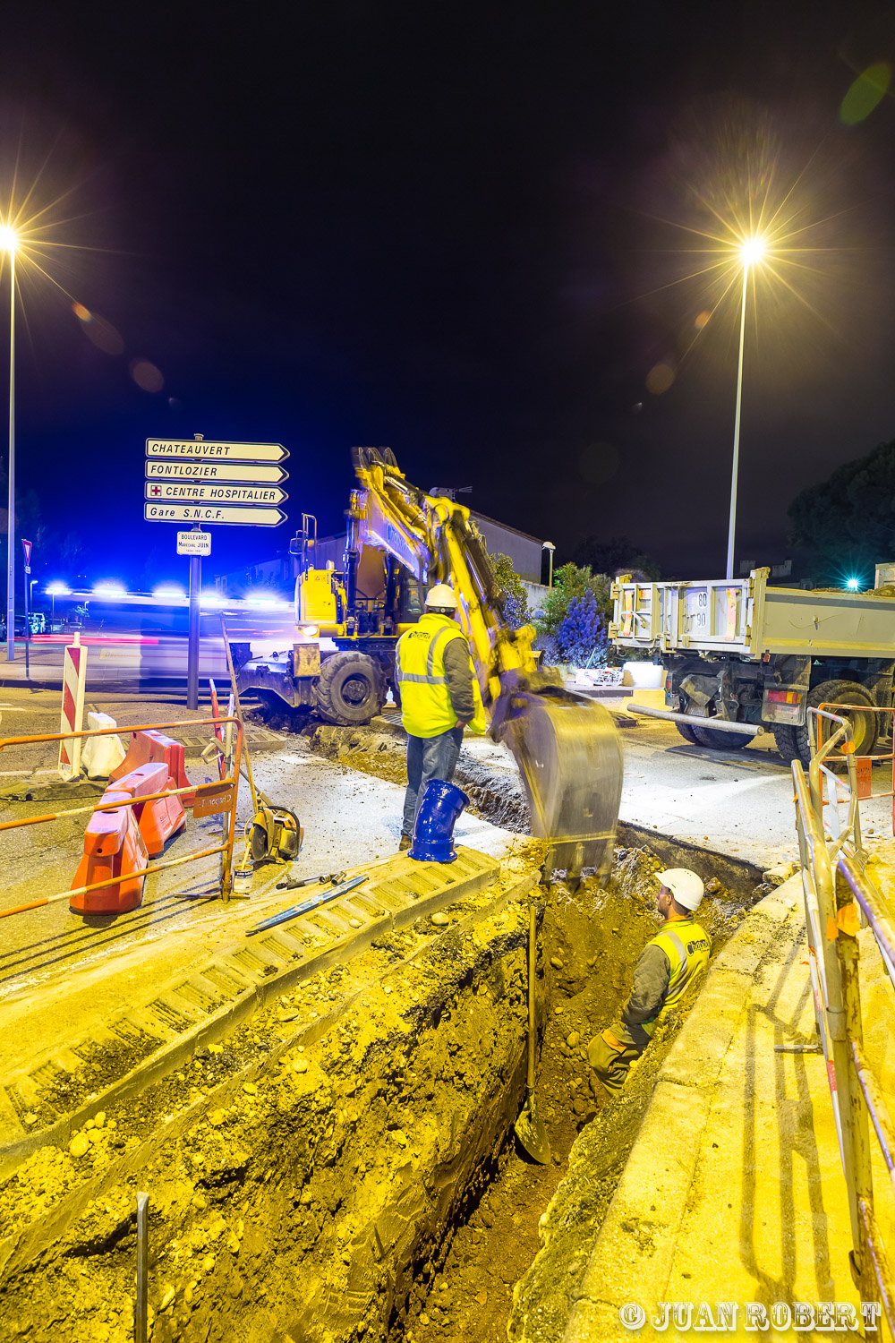 Auteur, Juan ROBERT, Photographe, Valence, building, chantier, conduite, eau de Valence, nocturne, nuit, ouvriers, pelleteuse, route, trou, tuyauxValenceDrôme - Rhône-AlpesEau de Valence : chantier Hopital de Valence