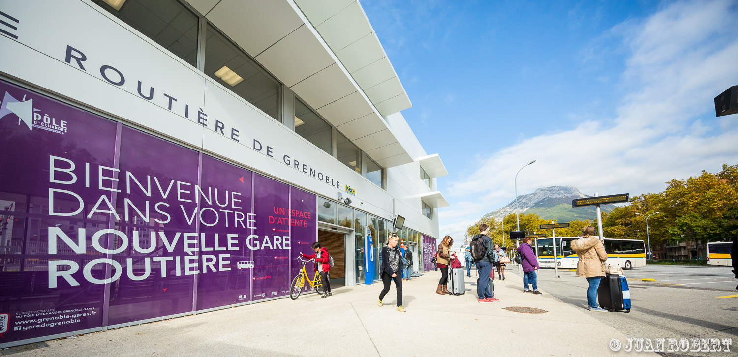 Après rénovation de la gare et de la gare routièreAuteur, Grenoble, Juan ROBERT, Photographe, batîment, billeterie, bus, car, gare, gare routière, hall, quais, rails, rénovation, salle d'attente, signalétique, sncf, train, tram, usager ter, voyageursGrenobleIsère - Rhône-AlpesGare de GrenobleRRA, Gare de Grenoble