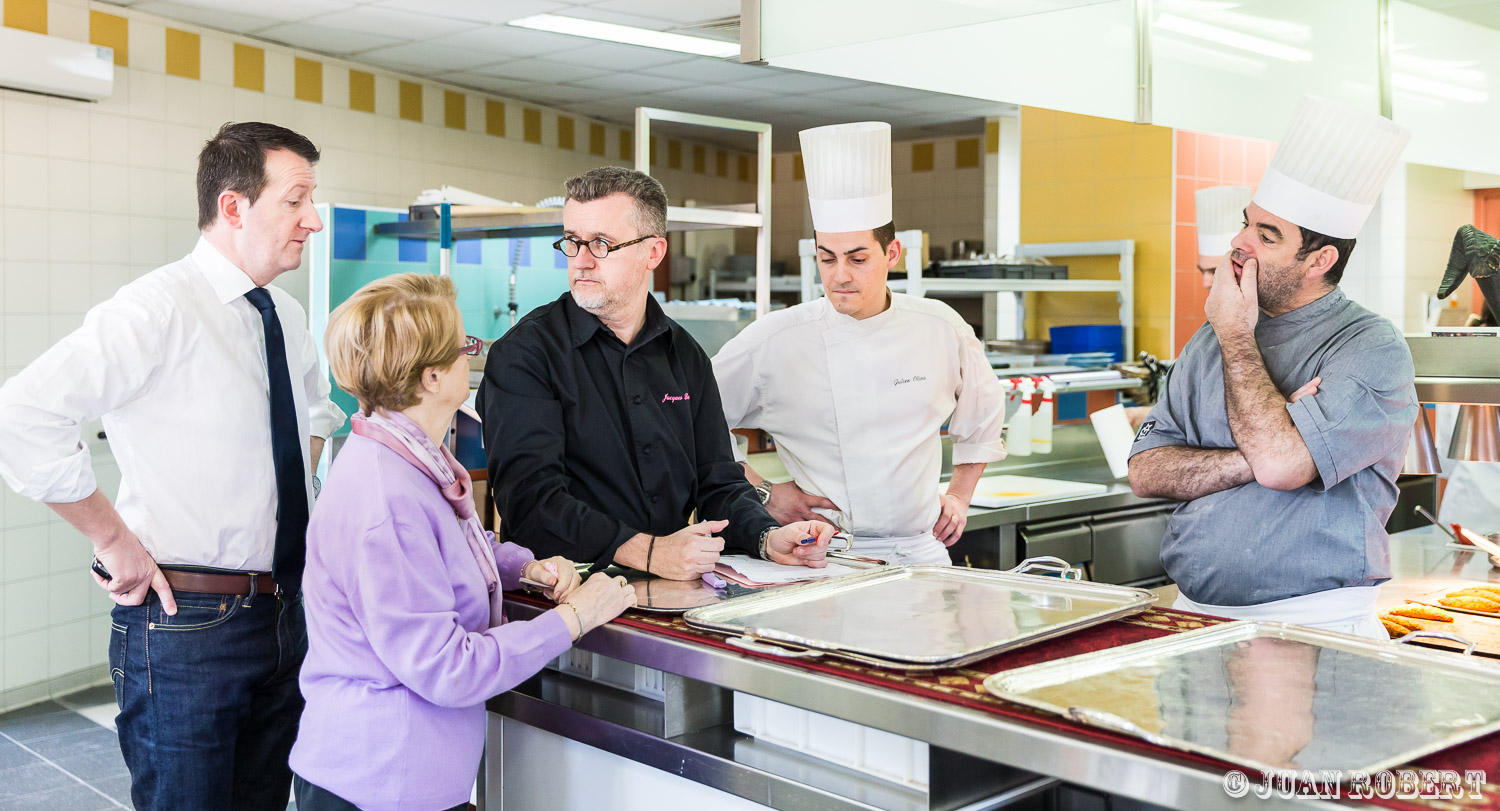 Le chef, Jacques Bertrand, et son équipe en cuisineGranges-les-BeaumontDrôme - Rhône-AlpesRestaurant Les Cèdres à Granges-les-beaumont