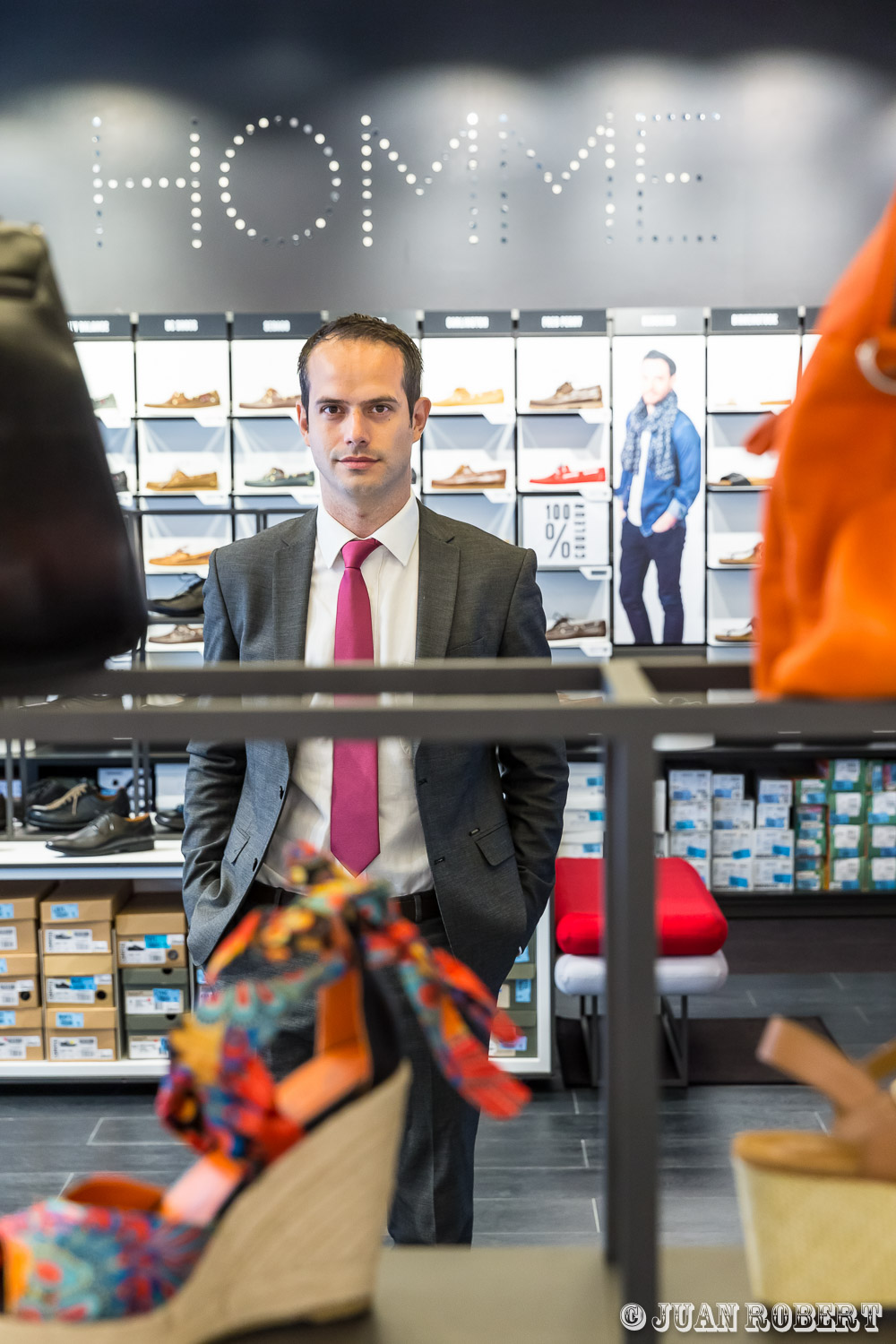 Boris Saragaglia, directeur du SpartooAuteur, Grenoble, Juan ROBERT, Photographe, Spartoo, chaussures, magasins, portrait, présentoirs, vente en ligneGrenobleIsère - Rhône-AlpesQuartier Hyper-CentreOuverture d'un magasin 