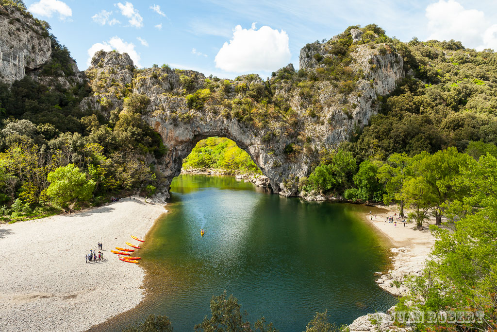 Pont d'arc, site touristique à proximité de la grotteVallon-Pont-d'Arc