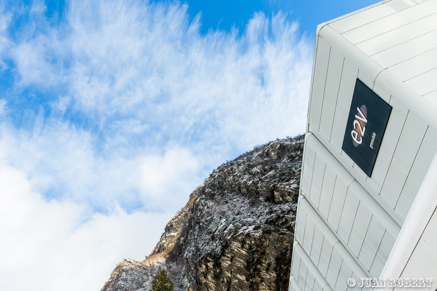 Vues extérieures du bâtiment d'E2VAuteur, Juan ROBERT, Photographe, azote, batiment, capteur, chercheurs, e2v, entreprises, hiver, industrielle, laboratoire, machines, montagne, salle blanche, scientifique, sonde rosetta, st-egreve, technologie, testsSaint-EgrèveIsère - Rhône-AlpesEntreprise E2V de Grenoble - capteurs d'images