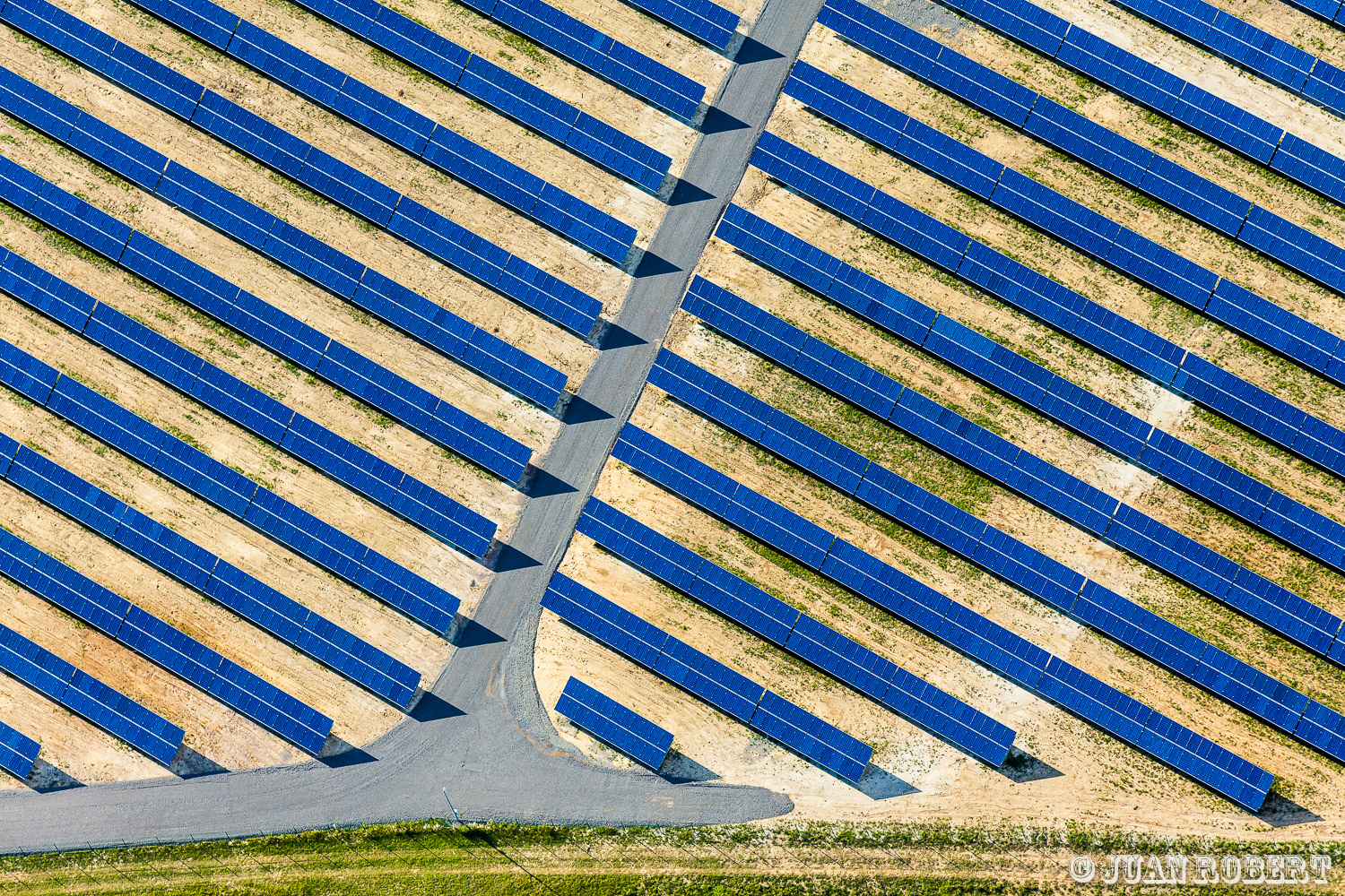 parc photovoltaïqueAuteur, Juan ROBERT, Photographe, industrielle, parc, photovoltaique, solaire, énergieLargentièreArdêche - Rhône-AlpesVol ULM Largentière