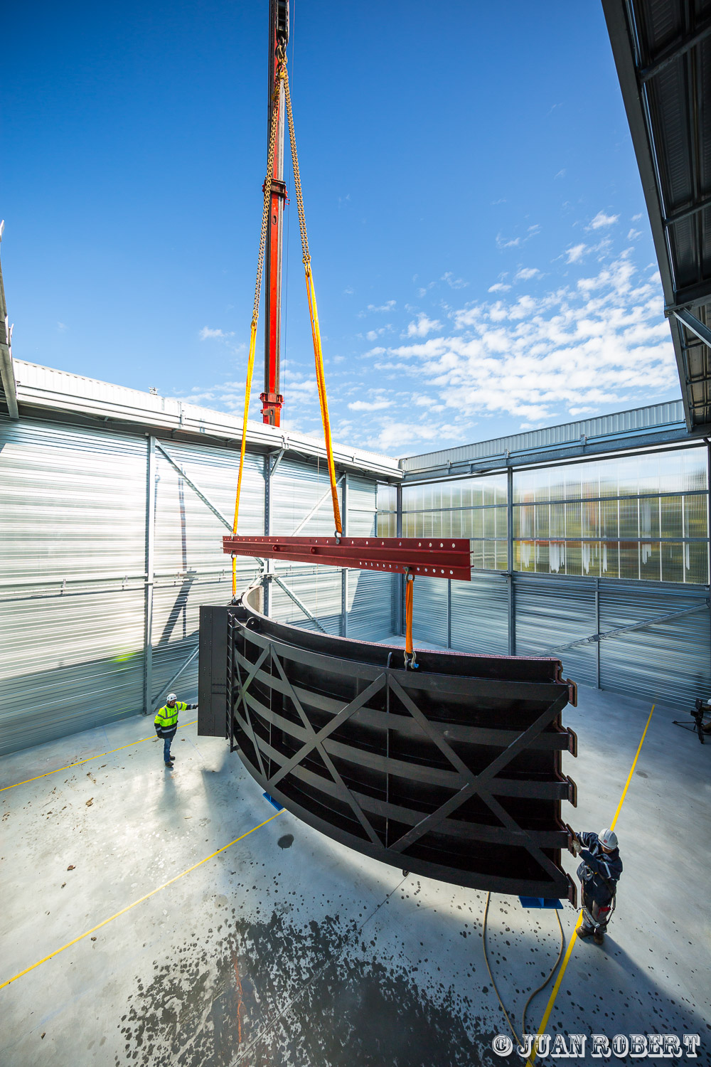 Auteur, CNR, Juan ROBERT, Photographe, batiment, chateauneuf-du-rhône, grue, industrielle, levage, ouvriers, portes barrage, stockage, toitChâteauneuf-du-RhôneDrôme - Rhône-AlpesCNR, Hangar de Chateauneuf-du-rhône : stockage