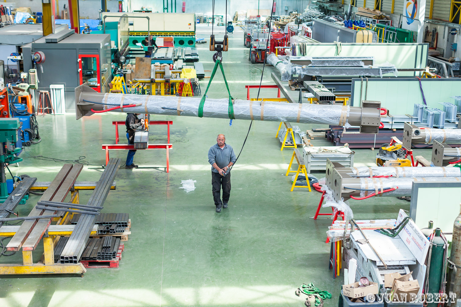 chargement des poteaux VL pour le chantier de Portes-les-ValenceindustrielleBouc-bel-airBouches du rhône - PACAEntreprise SDM - site de production des auvents Total