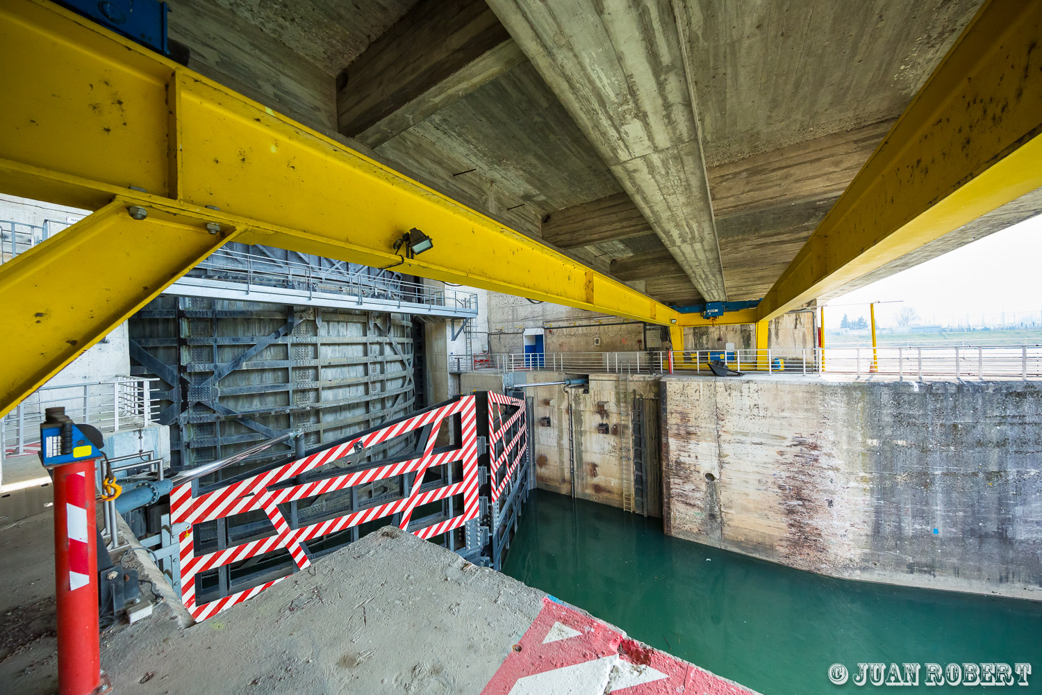 Aménagement de MontélimarAuteur, CNR, Juan ROBERT, Photographe, arrêt de navigation, barrage, chantier, homme-grenouille, industrielle, maintenance, ouvriers, rhone, scaphandrier, travaux, travaux sur corde, usine, éclusesChateauneuf-du-rhôneDrôme - Rhône-AlpesCNR, arrêts de navigation
