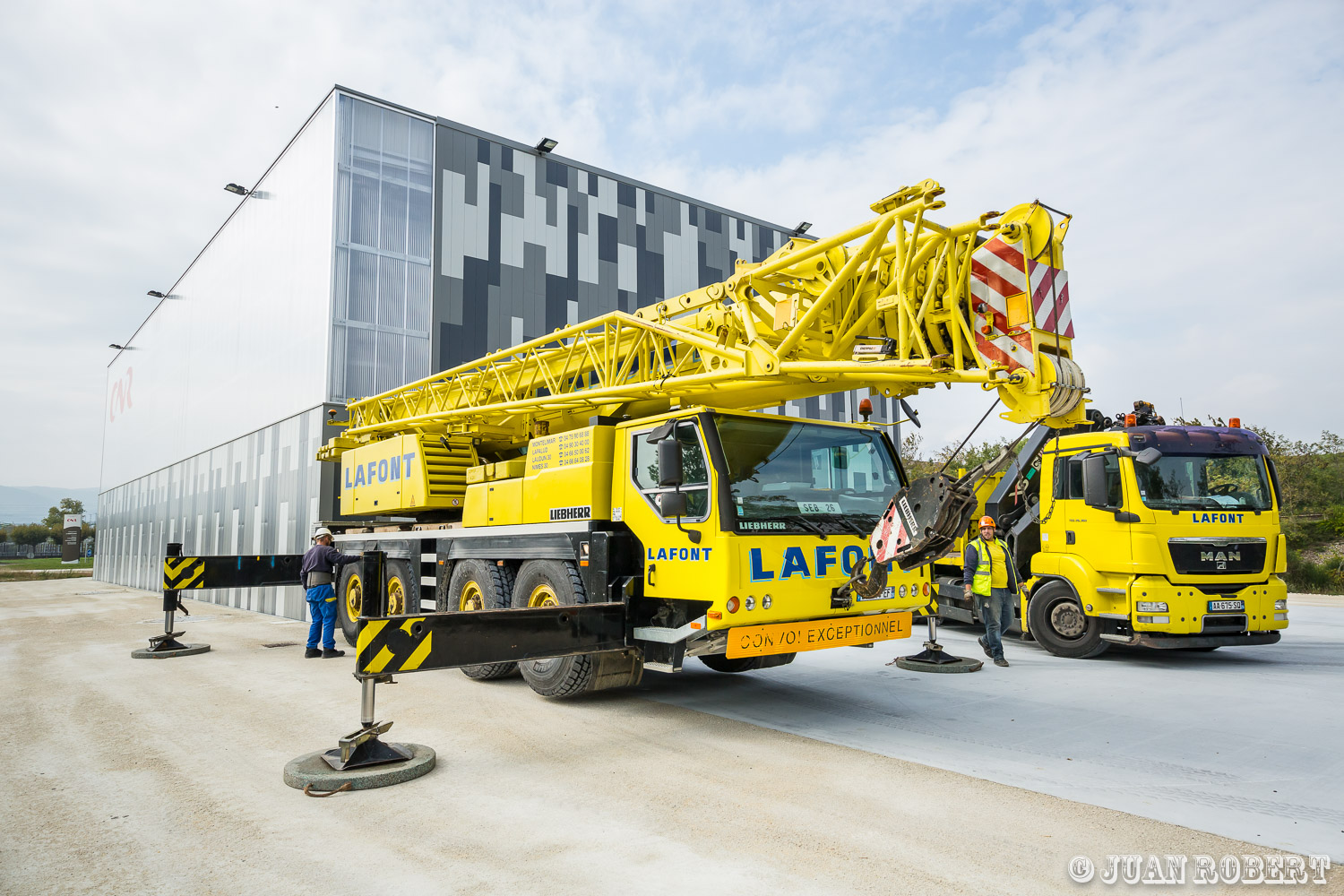 Auteur, CNR, Juan ROBERT, Photographe, batîment, chateauneuf-du-rhône, dépose de toit, grue, hangar, industrielle, ouvriers, toit, toitureChâteauneuf-du-RhôneDrôme - Rhône-AlpesCNR, Hangar de Chateauneuf-du-rhône : dépose de toit