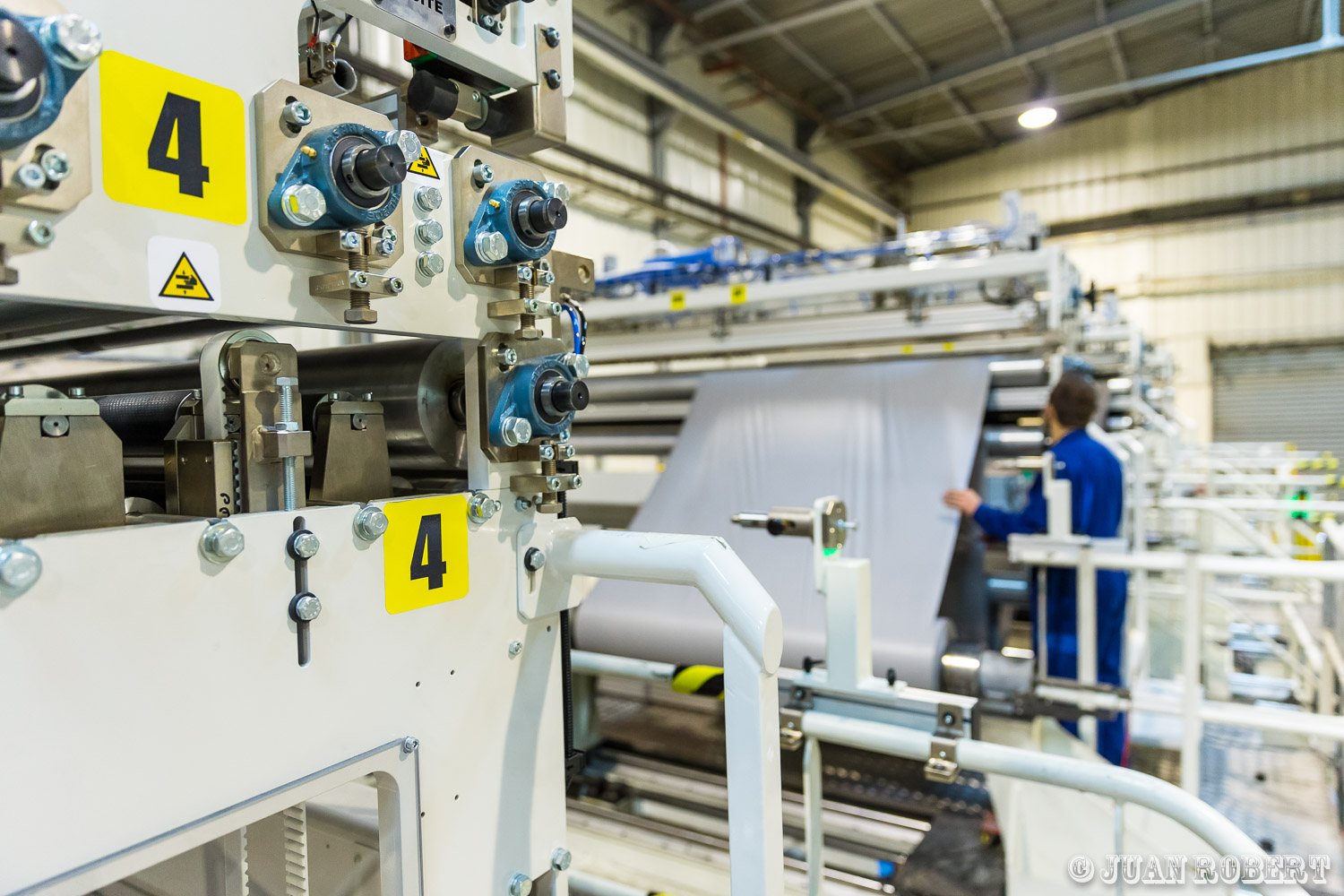 chaîne des dérouleurs automatiqueAuteur, Juan ROBERT, Le Moniteur BTP, Loriol-sur-Drôme, Photographe, Siplast, industrielle, machines, ouvriers, pare-vapeur, rouleau, textile, usineLoriol-sur-DrômeDrôme - Rhône-AlpesUsine SiplastUsine SIPLAST
